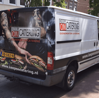 Wrappen van achterkant bus, intercatering